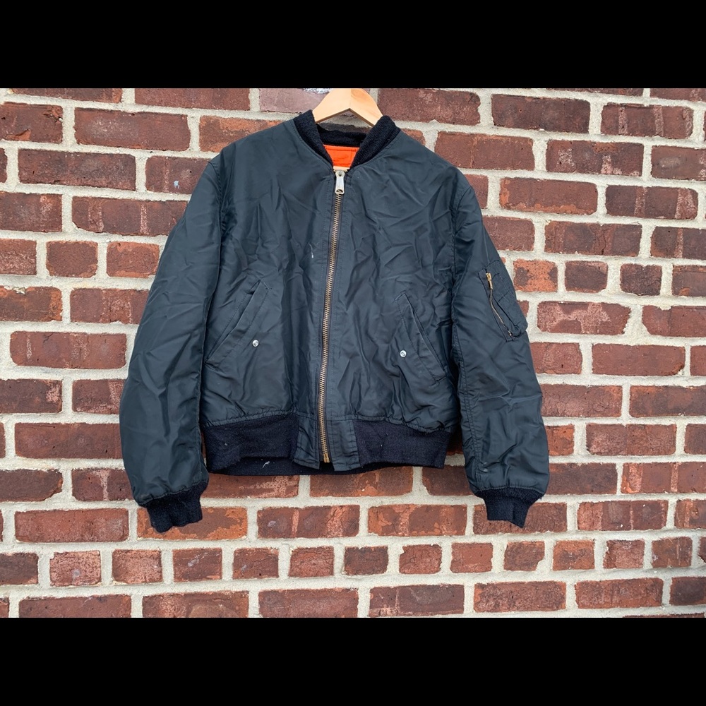 Men’s bomber jacket. Inside pockets.